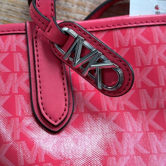 Michael Kors Bag Eliza XS East-West Tote & Wallet Set - Picture 17 of 17